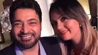 فيديو حميد الشاعري وزوجته الكندية فى رومانسية طريفة يحدثان ضجة باغنية بتحبنى دندنها