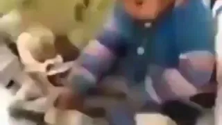 الاطفال بتاكل من طبق فاضى اللهم انصر الاسلام والمسلمين يارب 