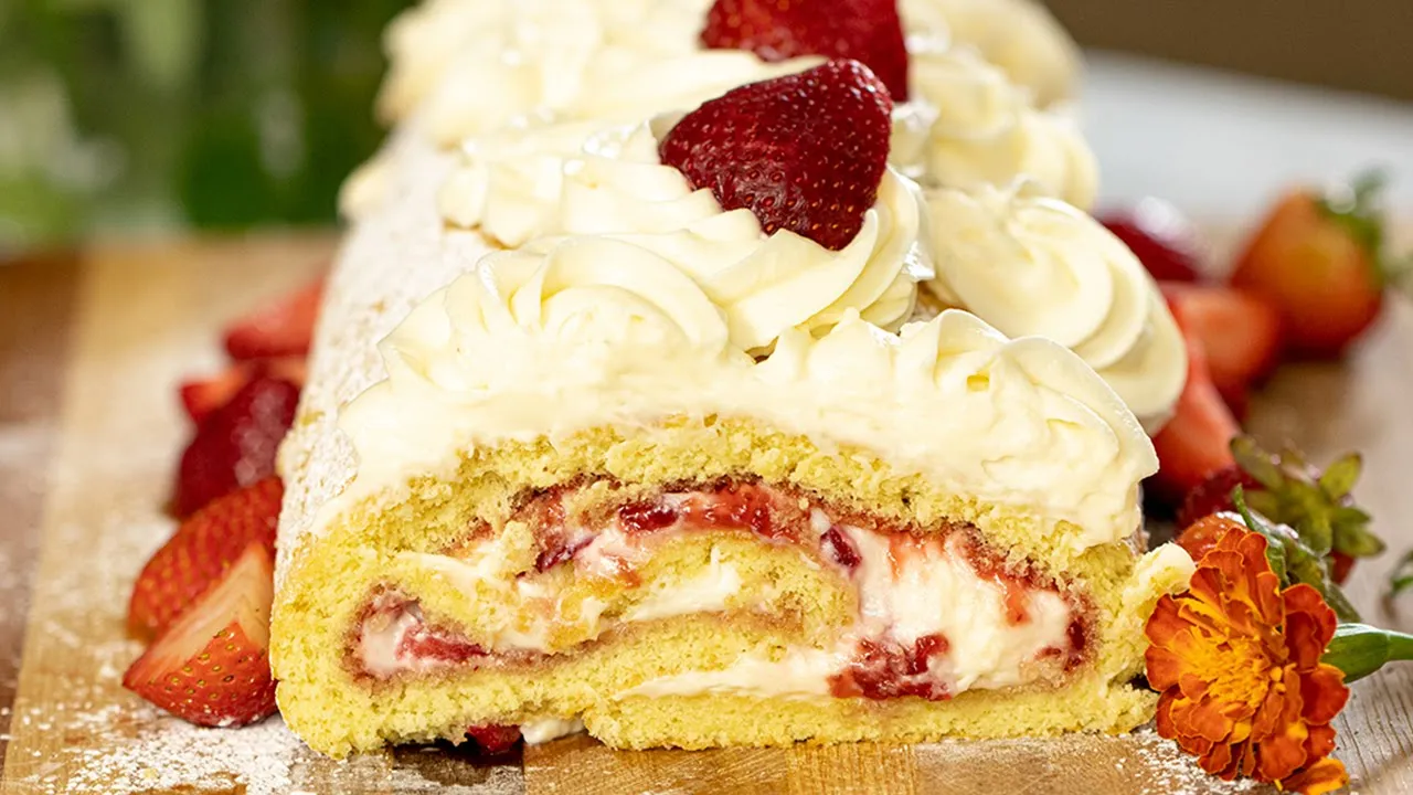 Strawberry Swiss Roll: Ready in 1 hour!