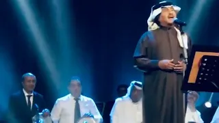 ردة فعل الفرقة وراه تشرح لك كيف هالمعجزة يغن ي على المسرح محمد عبده خجل 