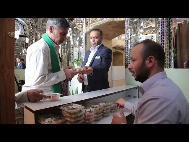 ⁣شعبة الهدايا والنذور توزّع الهدايا على الزائرين الكرام بمناسبة حلول عيد الفطر المبارك