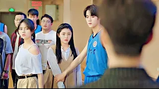 بنت بيتنمروا عليها علشان فاشله بس بيصدمهم اجمل طالب في المدرسه وبيدافع عنها قدام الكل ملخص مسلسل 