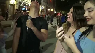 يعطي 100دولار للفتيات مقابل خلع لبا 