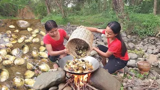 Survival in forest, Cooking shell with spicy chili for food of survival