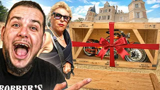 Ma mère découvre la moto de ses rêves faite sur mesure !