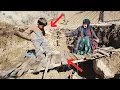 Lagu Breathtaking effort of mother and child to build a wooden bridge in the mountains
