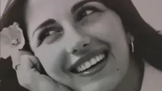 عيناك قصائد وردية        دندنها
