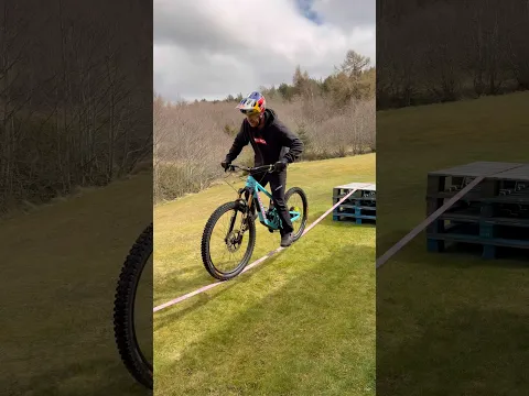 Slacklining on the mountain bike.