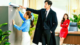 رئيس تنفيذي مغرور بيشغل عنده سكرتيرة 150 سنتي علشان يتـ ـنمر عليها لكن بسبب رقتها بيقع في حبها 