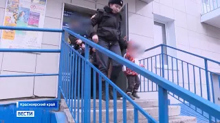 В Красноярске женщина издевалась над сыном-инвалидом и транслировала происходящее в социальных сетях