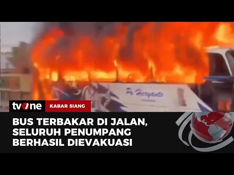 Bus Bawa Puluhan Penumpang Terbakar di Tepi Jalan