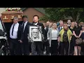 Download Lagu Live: Beerdigung von Ludwig Hofmaier, sein Sohn hält das Porträt seines Vaters und weint.