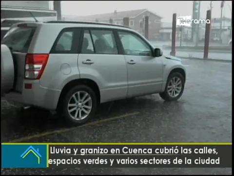 Lluvia y granizo en Cuenca cubrió las calles, espacios verdes y varios sectores de la ciudad