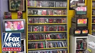 الحنين إلى الماضي يدفع المتسوقين الشباب للعودة إلى أشرطة الفيديو وأقراص     دندنها