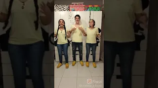 وقت غروب الشمس واقف علي البحر بعيد 