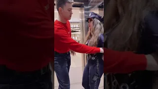 شاب و بنت في المصعد لوحدهم 