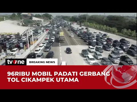 Tol Cikampek Utama Padat, Pemudik Berhenti di Bahu Jalan