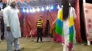sardar g k kam to dekho kasey sare am kiss karte ja raha hai