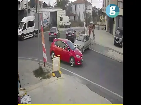 Geri giderken çarptı, öfkesini tabeladan çıkardı