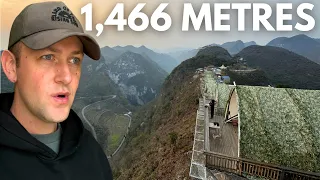 在中国巨型天坑上方露营