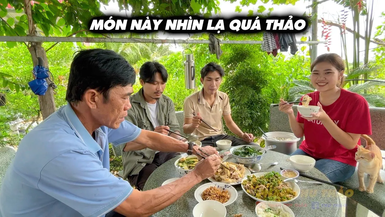 CÙNG TEAM ANH NHÂN GÀ VLOGS DÙNG BUỔI CƠM TRƯA VỚI GIA ĐÌNH THẢO| PHAN THU THẢO