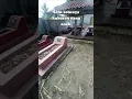 Lagu Satu-satunya kuburan yang aneh, tidak menghadap kiblat