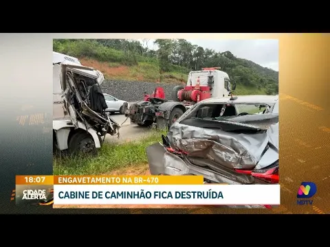 Acidente na BR-470: cabine de caminhão fica destruída em engavetamento
