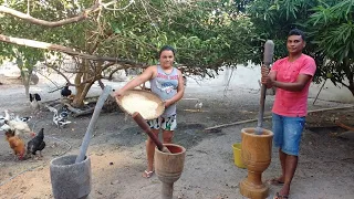 PISANDO ARROZ NO PILÃO COMO ANTIGAMENTE