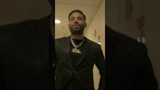 KRAWK VAI DE TERNO PARA A COLETIVA DE IMPRENSA