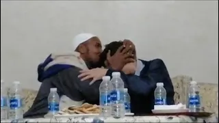 بعد هذه القراءة الشيخ عبدالرشيد صوفي يقبل رأس يحيى صدقي 