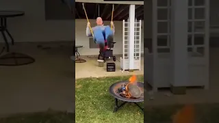 هذا الرجال قاعد يتمرجح بل مرجيحة واطح 