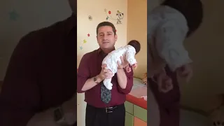 طريقه تسكيت الطفل الرضيع الممغوص في ثواني مغص الطفل بكاء الطفل بالليل الطفل الرضيع  طريقه تسكيت الطفل الرضيع الممغوص في ثواني مغص الطفل بكاء الطفل بالليل الطفل الرضيع