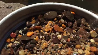 Gem indicators in gravels when searching for sapphire and zircon