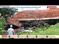 കൂറ്റൻ മതിൽ തകർന്നു; പ്രധാന റോഡിലെത്താൻ ഒന്നര കിലോമീറ്റർ ചുറ്റി ദുരിത യാത്ര
