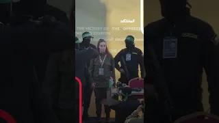 مقاتلو حماس يخرجون الأسيرة الإسرائيلية آغام بيرغر من بين الركام في جباليا شمالي قطاع غزة 