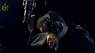 بكاء الحاج باسم الكربلائي أثناء تسجيل قصيدة قارورة 