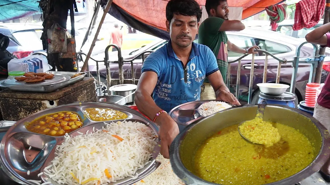 Super Tasty Khichdi in Kolkata Street   Fried Rice 40 Rs/ & Khichuri 25 Rs/   Indian Roadside Food