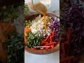 Download Lagu Salată crocantă asiatică cu sos de lămâie și ghimbir și pui mărunțit, prânz pregătit pentru mese sănătoase. Reteta mai jos!
