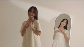 keiko kioko di depan kaca official music video 