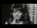 Download Lagu I Saw Mommy Kissing Santa Claus - The Ronettes