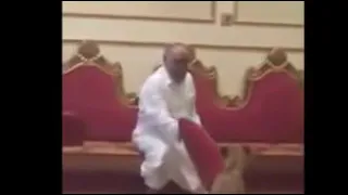 بالفيديو   شباب سعوديون يطلقون  أسد  على عجوز دندنها
