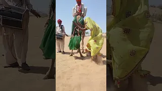    رقصة على أنغام الطبل في عرس الصحراء  والعريس ينقذ عروسه فوق ظهر الجمل    دندنها