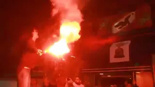 الثالثه شمال بتهز جبال وباعلى صوت جايين نشجع الابطال فريق كبير فريق عظيم اديلو عمري وبرضو قليل 