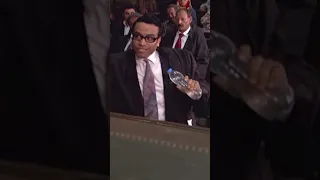 لما صاحبك المحامي يترافع في المحكمة           دندنها