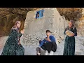 Download Lagu Waarom deze dakloze moeder een grot voor haar gezin verkoos boven een huis