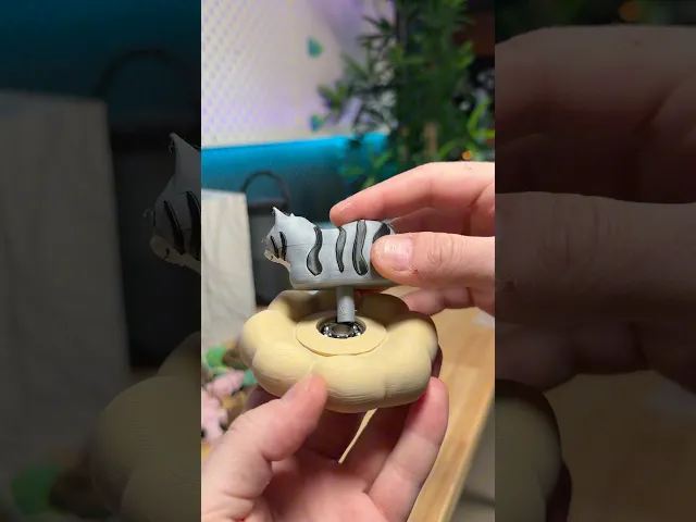 Oioaioai Cat Spinner  video thumbnail