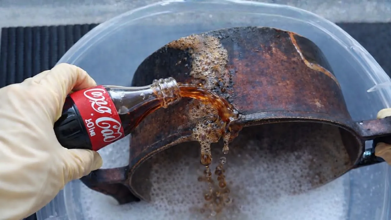 Pon Sal en la Coca-Cola y Mira lo que Pasa Después (Te Vas a Sorprender)