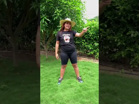 La abuela jugando fútbol #humor #comedia #videoviral