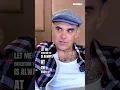 Robbie Williams sings Don't Look Back in Anger!