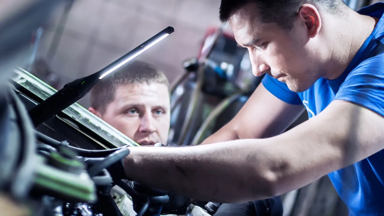 [EN] How to replace a stabilizer link | Masters of Motion